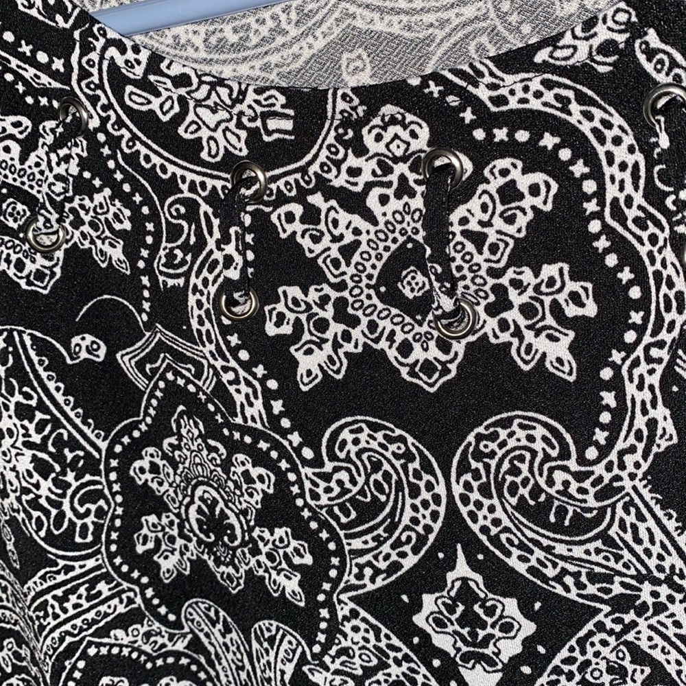 SLEEVELESS black and white blouse - Picture 4 of 6
